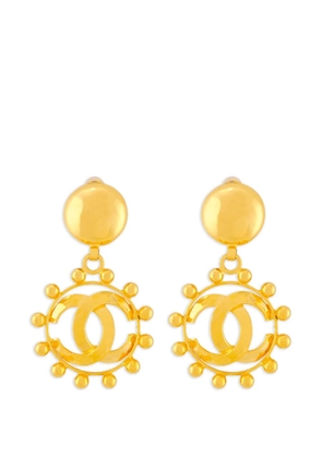 CHANEL Pre-Owned 1980 clip-on earrings - Gold