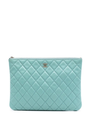 CHANEL Pre-Owned 2019 Medium Quilted Caviar O Case clutch bag - Blue
