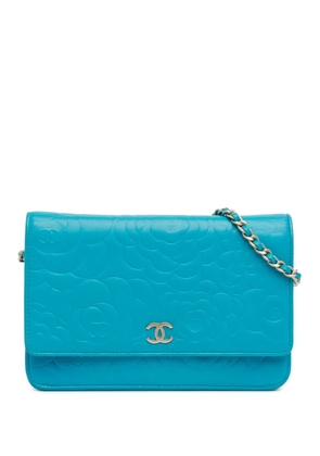CHANEL Pre-Owned 2012 CC Embossed Lambskin Camellia Wallet On Chain crossbody bag - Blue