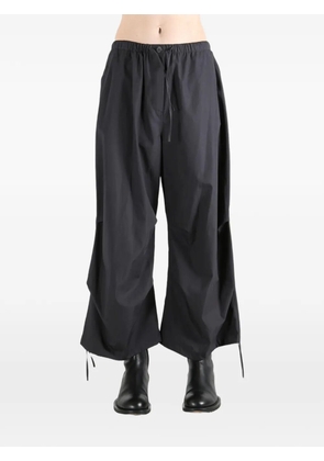 Amomento drawstring-cuff capri trousers - Black
