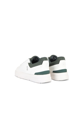 On The Roger Advantage Sneakers in White. Size 9. Also in 11.5, 12, 12.5.