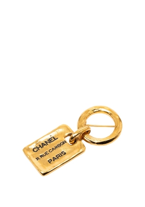 CHANEL Pre-Owned 1980-1990 CC Gold Plated Rue Cambon Tag Brooch costume brooch
