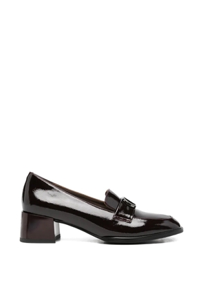 LINDA BAUMANN logo-plaque patent-leather pumps - Brown