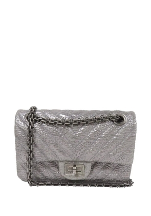 CHANEL Pre-Owned 2.55 chevron-quilted shoulder bag - Silver