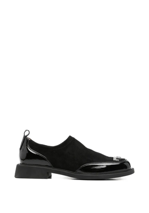 LINDA BAUMANN patent-panelled plaque-detail loafers - Black