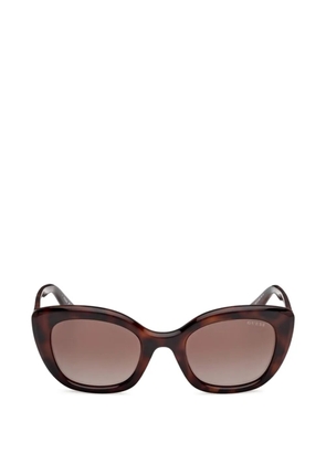 GUESS EYEWEAR cat-eye logo-plaque sunglasses - Brown