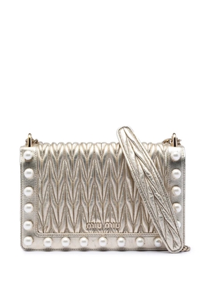 Miu Miu Pre-Owned 2010-2026 Metallic Nappa Matelasse Faux Pearl Flap crossbody bag - Gold