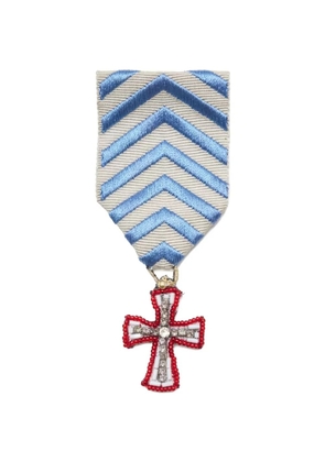 Undercover beaded-cross chevron-ribbon medal brooch - Blue