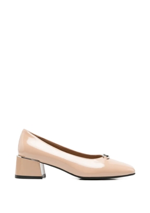 LINDA BAUMANN patent-finish logo-plaque pumps - Neutrals