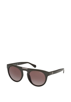 GUESS EYEWEAR logo-plaque round-frame sunglasses - Green