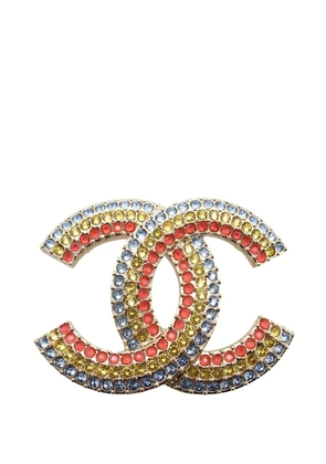CHANEL Pre-Owned 2023 Gold Plated CC Multicolore Strass Brooch costume brooch