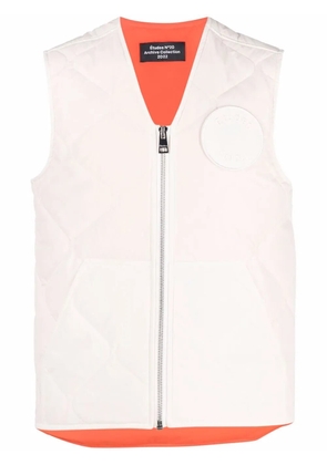 Études Studio padded logo-patch vest - Neutrals