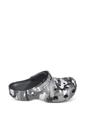 Crocs camouflage-print mules - Grey