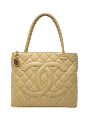 CHANEL Pre-Owned 2003-2004 Caviar Medallion tote bag - Neutrals