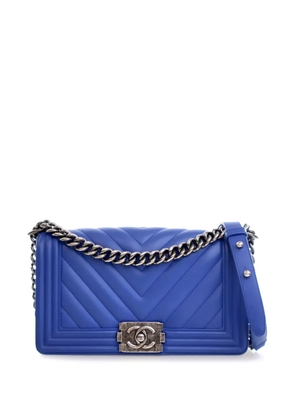 CHANEL Pre-Owned 2016-2017 Old Medium Chevron Calfskin Boy Flap crossbody bag - Blue