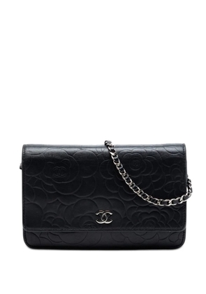 CHANEL Pre-Owned 2010-2011 CC Embossed Lambskin Camellia Wallet On Chain crossbody bag - Black