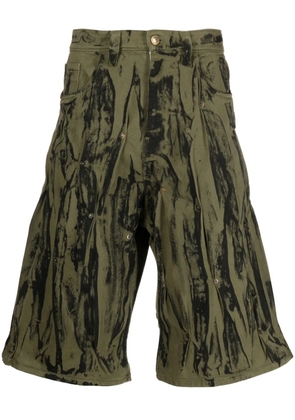 KUSIKOHC camouflage-pattern below-knee shorts - Green