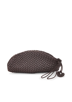 Bottega Veneta Small Vongola Clutch in Espresso - Chocolate. Size all.