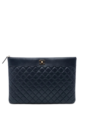 CHANEL Pre-Owned 2016-2017 Large Quilted Sheepskin Mademoiselle O Case clutch bag - Blue