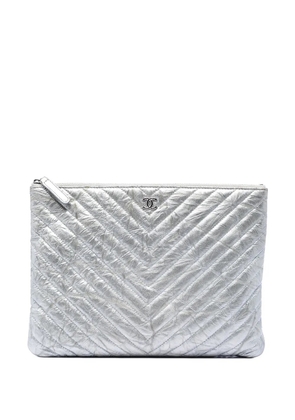 CHANEL Pre-Owned 2018 Medium Chevron Metallic Aged Calfskin O Case clutch bag - Silver