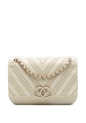 CHANEL Pre-Owned 2017-2018 Large Chevron Sheepskin Subtle Flap crossbody bag - White