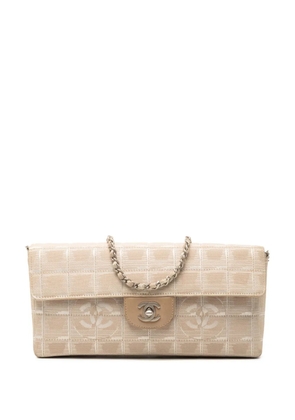 CHANEL Pre-Owned 2000-2002 New Travel Line Nylon East West Flap shoulder bag - Neutrals