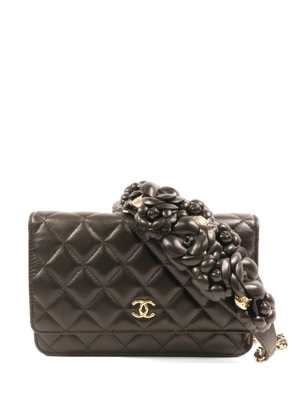 CHANEL Pre-Owned Wallet On Chain Camellia quilted crossbody bag - Black