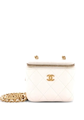 CHANEL Pre-Owned Pearl Crush Vanity Case with Chain Quilted Lambskin Mini clutch bag - White