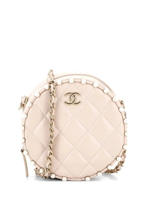 CHANEL Pre-Owned Round Clutch with Chain Quilted Calfskin with Pearl Detail crossbody bag - Neutrals