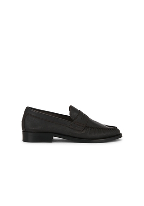 Duke + Dexter Ezra Pebble Pleated Penny Loafer in Brown. Size 8. Also in 9, 10, 11, 12.