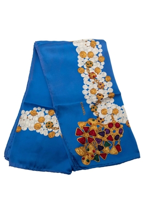 CHANEL Pre-Owned 1980-1990 Pearls and Gripoix Printed Silk Scarf 90 scarves - Blue