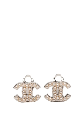 CHANEL Pre-Owned 2005 CC Brass Faux Pearl Clip On Earrings costume earrings - White