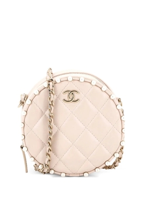 CHANEL Pre-Owned Round Clutch with Chain Quilted Calfskin with Pearl Detail crossbody bag - Neutrals
