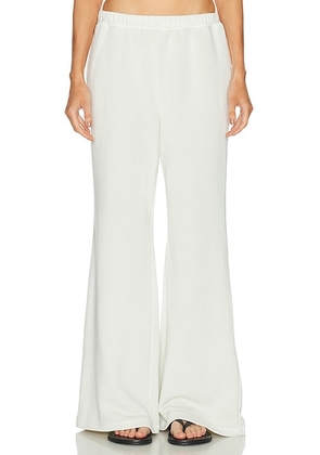 Beyond Yoga Fade Out Mid Rise Sweatpant in Washed Vintage White - Ivory. Size L (also in XS, S, M).
