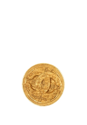 CHANEL Pre-Owned 1994 CC Gold Plated Filigree Round Brooch costume brooch