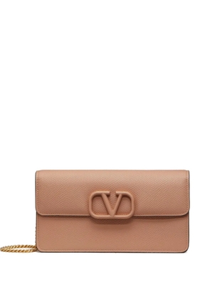 Valentino Garavani VLogo Signature grainy calfskin wallet with chain - Neutrals