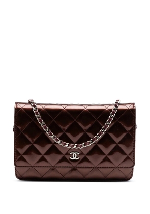 CHANEL Pre-Owned 2012 CC Quilted Striated Metallic Patent Wallet on Chain crossbody bag - Red