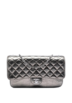 CHANEL Pre-Owned 2012 Medium Metallic Crackled Calfskin Clams Pocket Flap shoulder bag - Silver