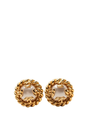 CHANEL Pre-Owned 1995 CC Gold Plated Faux Pearl Clip On Earrings costume earrings - White