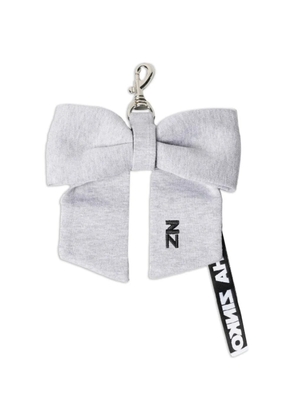 Natasha Zinko bow-detail logo-patch bag charm - Grey