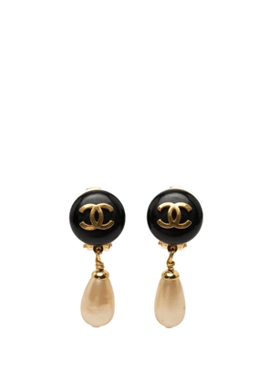CHANEL Pre-Owned 1993 CC Gold Plated Resin and Faux Pearl Drop Clip On Earrings costume earrings - Black