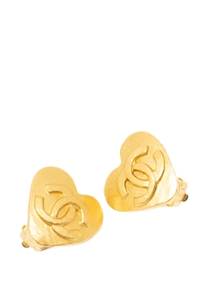 CHANEL Pre-Owned 1995 Interlocking CC heart earrings - Gold