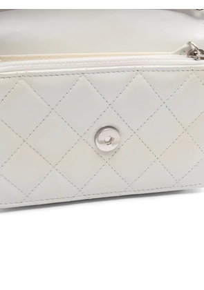 CHANEL Pre-Owned 2021-2022 pearl-chain shoulder bag - White