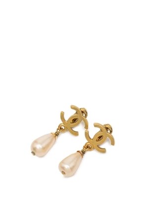 CHANEL Pre-Owned 1995 CC Gold Plated Faux Pearl Swing Clip On Earrings costume earrings
