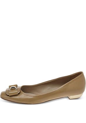 Christian Dior Pre-Owned patent leather bow ballet flats - Brown