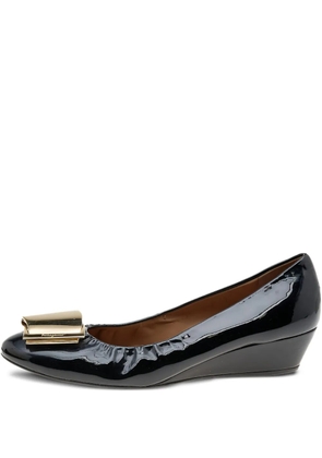 Ferragamo Pre-Owned 40mm plaque-detailed pumps - Black
