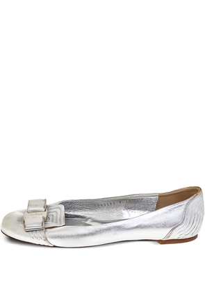 Ferragamo Pre-Owned Vara Bow metallic leather ballet flats - Silver