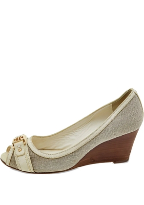 Tory Burch 2023 pre-owned 65mm wedged buckled peep-toe pumps - Neutrals