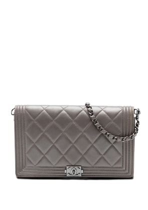 CHANEL Pre-Owned 2014-2015 Quilted Metallic Lambskin Boy Clutch On Chain shoulder bag - Brown