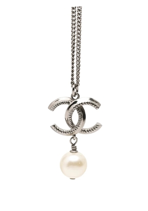 CHANEL Pre-Owned 2012 CC Brass Faux Pearl Pendant Necklace costume necklace - Silver
